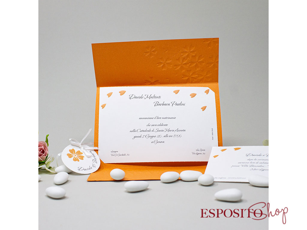 Partecipazione arancione con tag e nastro di raso bianco BP96801