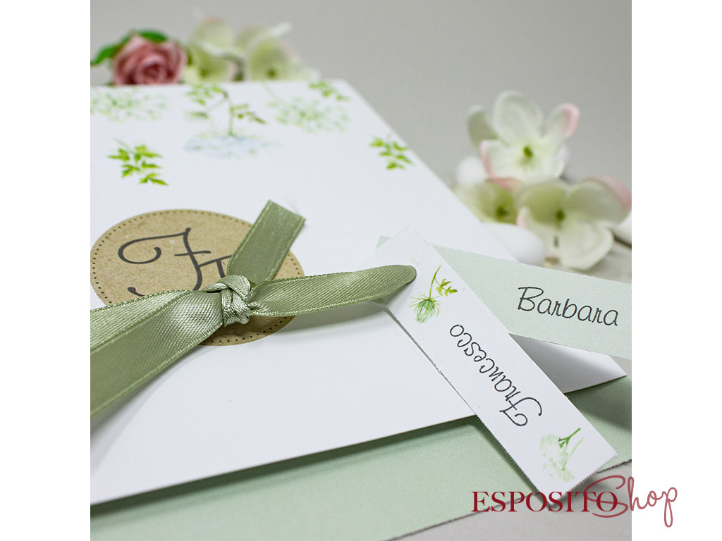 Partecipazione con fiori verdi, tag e tagliandini con nomi sposi BP051904