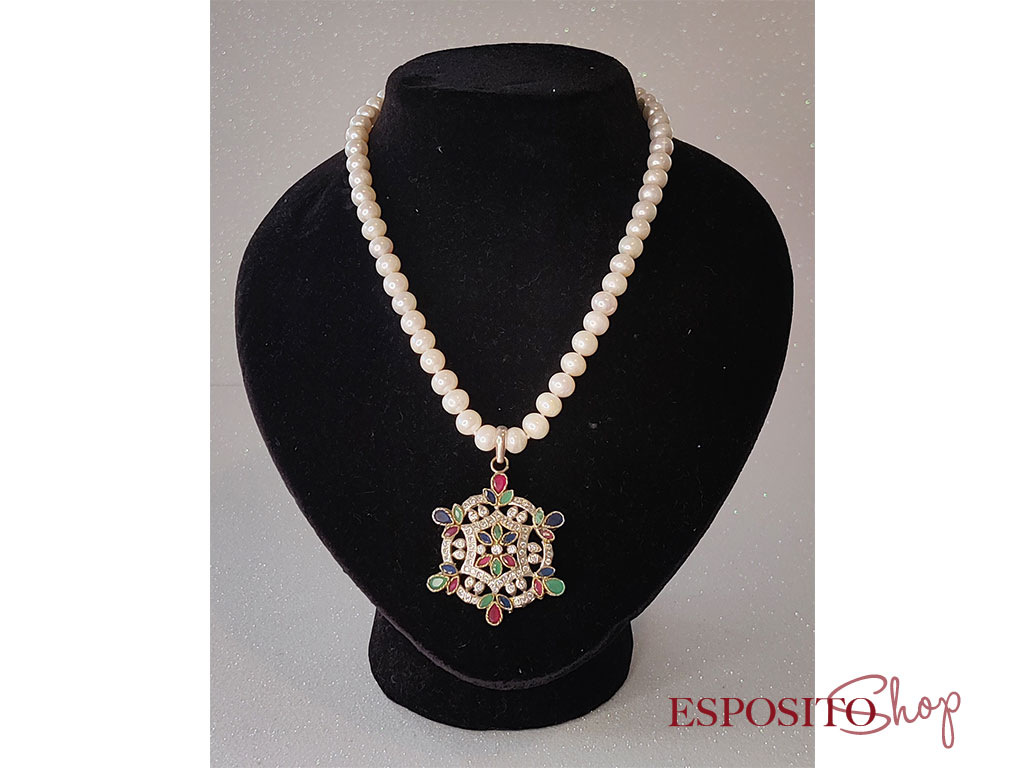 Collana di perle con ciondolo in argento e pietre colorate