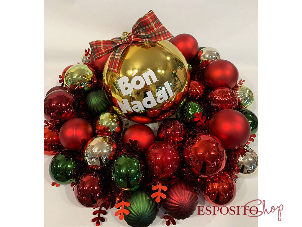 Centrotavola natalizio con palline rosse, oro e verdi