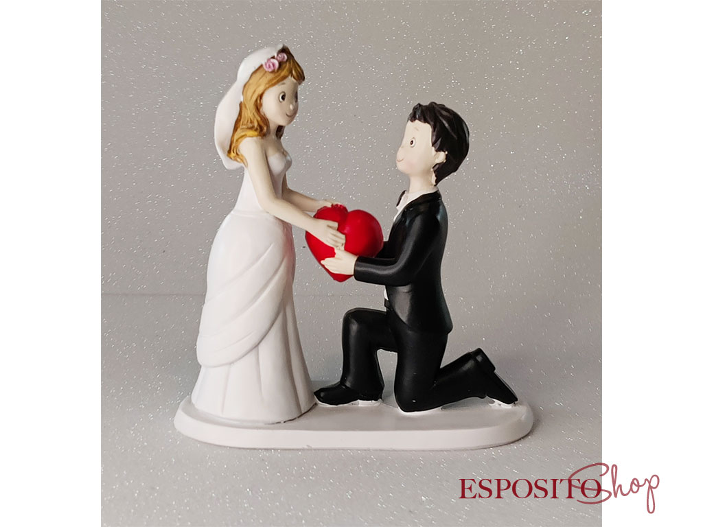 Cake Topper Sposi con sposo inginocchiato e cuore rosso CT009